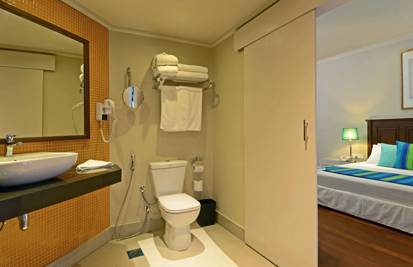 adaaran-club-rannalhi-water-bungalow-room-5