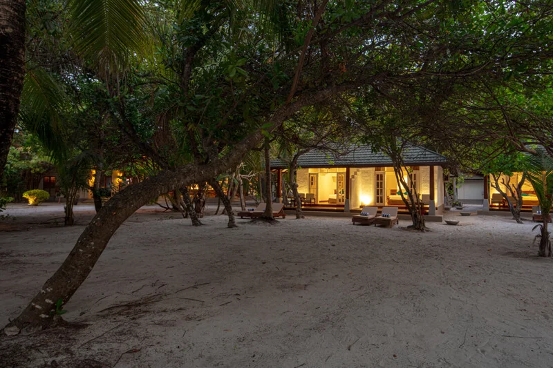 adaaran-meedhupparu-jacuzzi-beach-villa-room-5