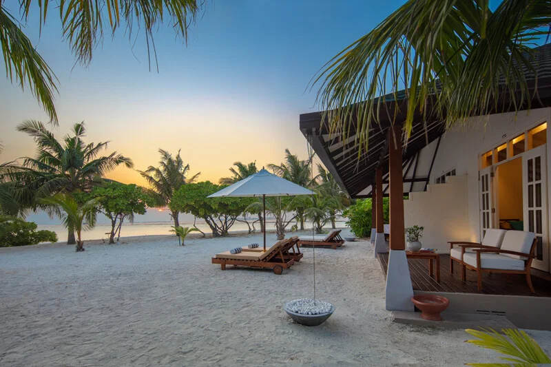 adaaran-meedhupparu-sunset-beach-villa-room-2