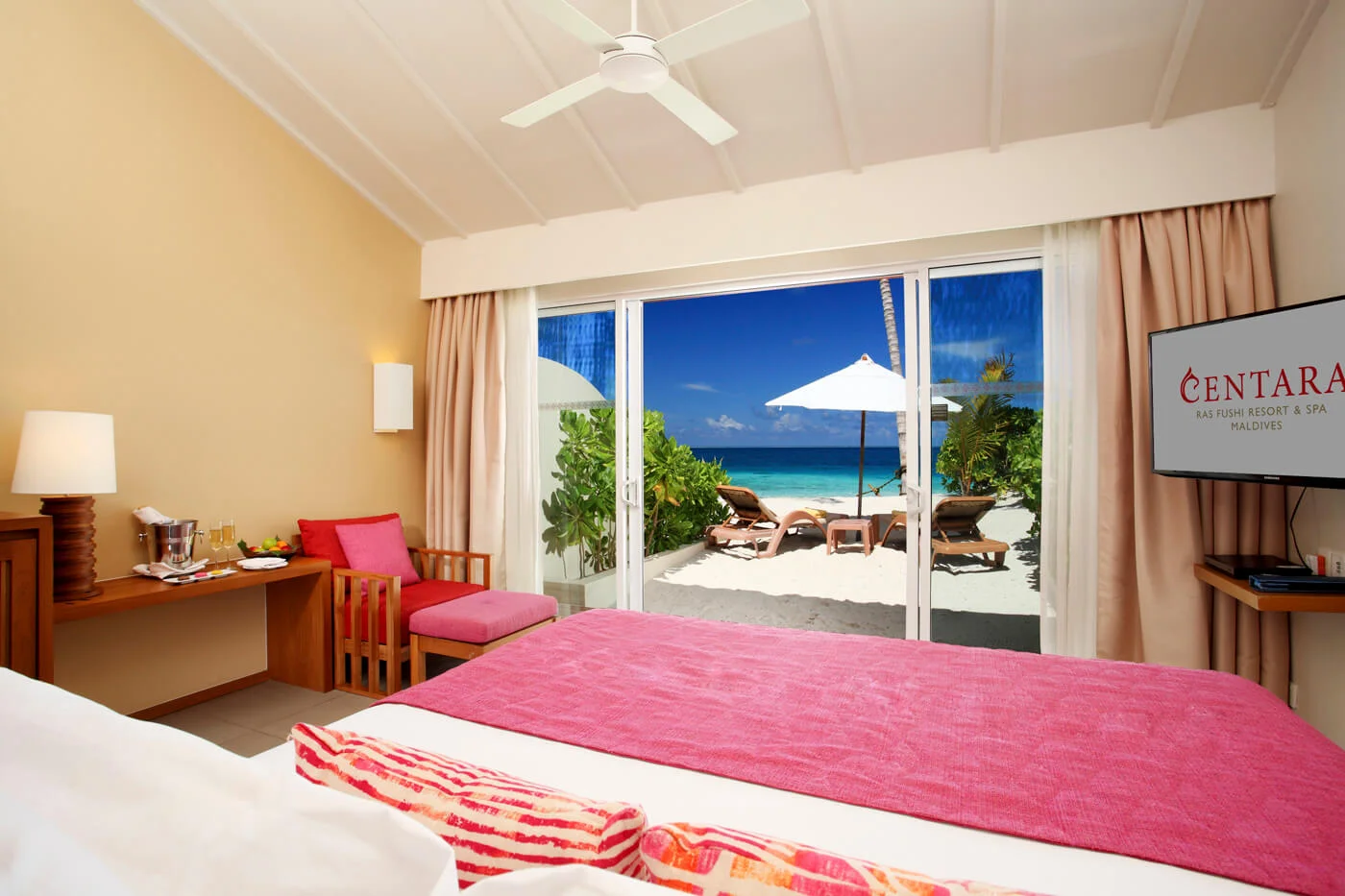 centara-rasfushi-ocean-front-beach-villa-room-4