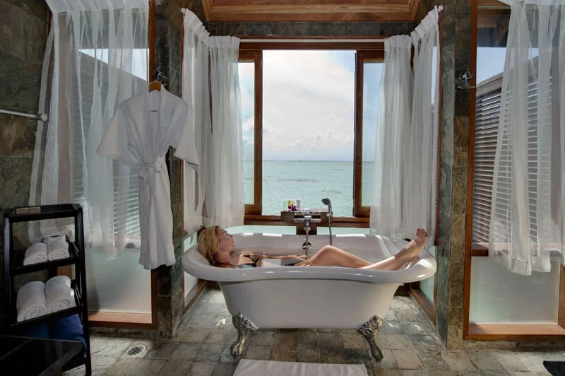 olhuveli-jacuzzi-water-villa-room-1