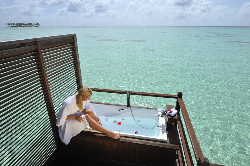 olhuveli-jacuzzi-water-villa-room-2