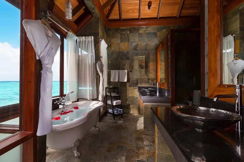 olhuveli-jacuzzi-water-villa-room-3